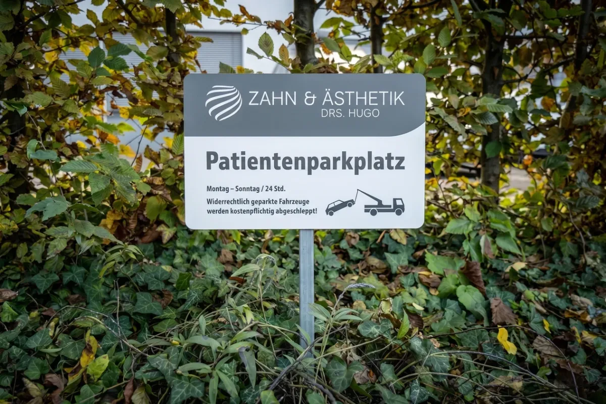 Schild Patientenparkplatz der Praxis Zahn & Ästhetik